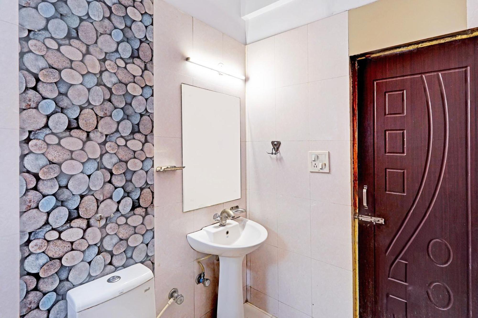 Super Hotel O Palm Dehradun Eksteriør bilde